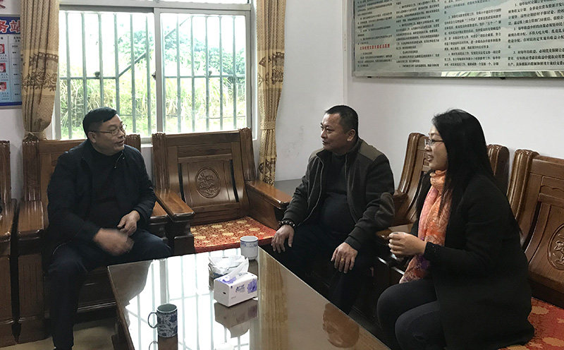 8868官方登录入口公司慰问组听取驻村第一书记和村两委班子对扶贫工作的意见与建议