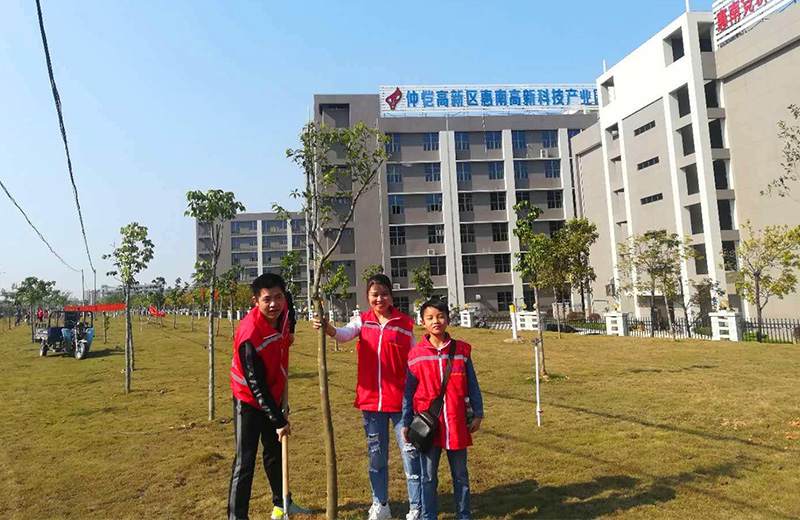 8868官方登录入口志愿者在植树现场