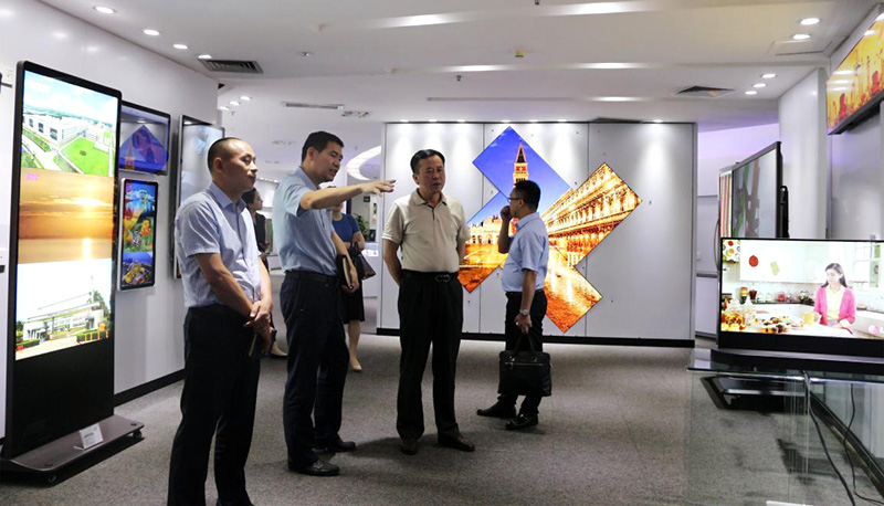 九江开发区管委会叶心林主任一行参观8868官方登录入口公司产品展台